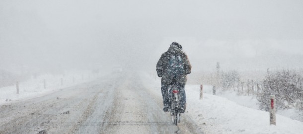 Fietser in de sneeuw op landweg.jpg